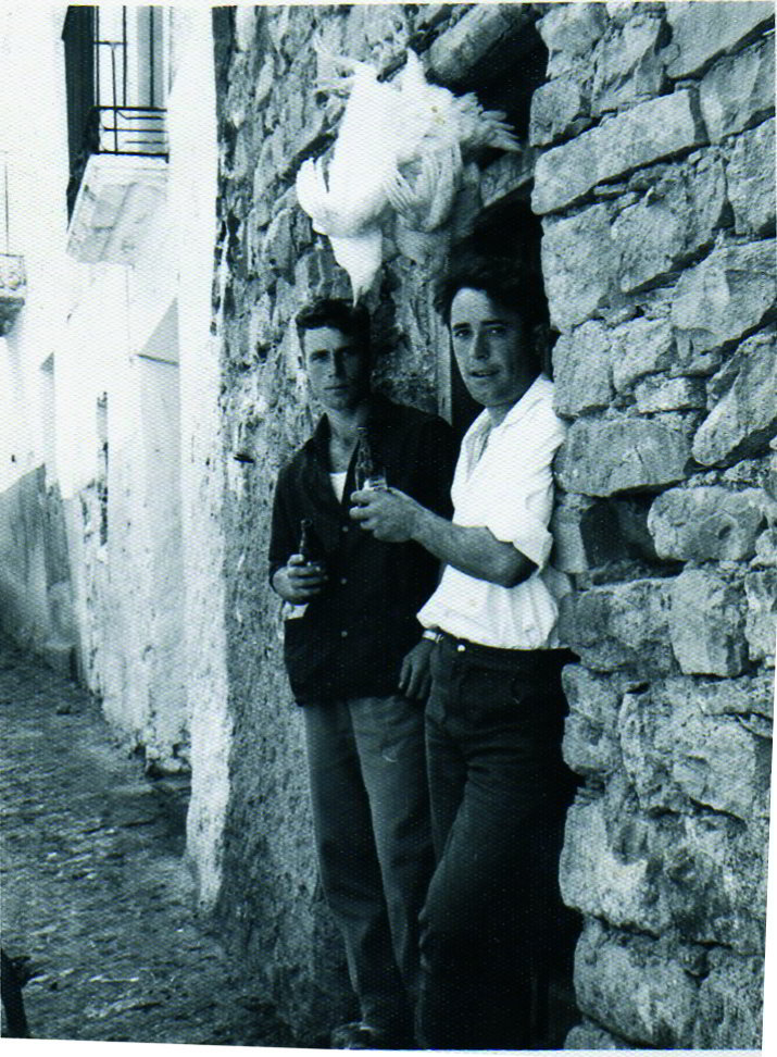 Jóvenes tomando unas cervezas