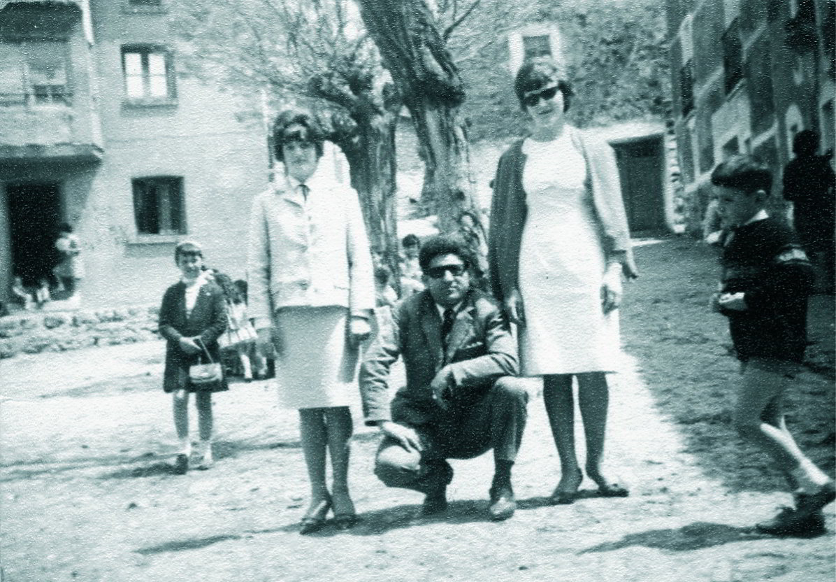 Posando en la plaza del pueblo